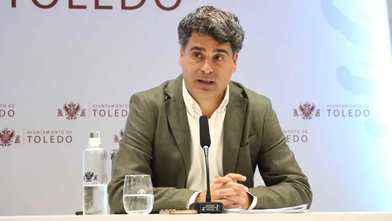 El portavoz del Ayuntamiento de Toledo, Juan Jos&eacute; Alcalde, durante la rueda de prensa que ha ofrecido