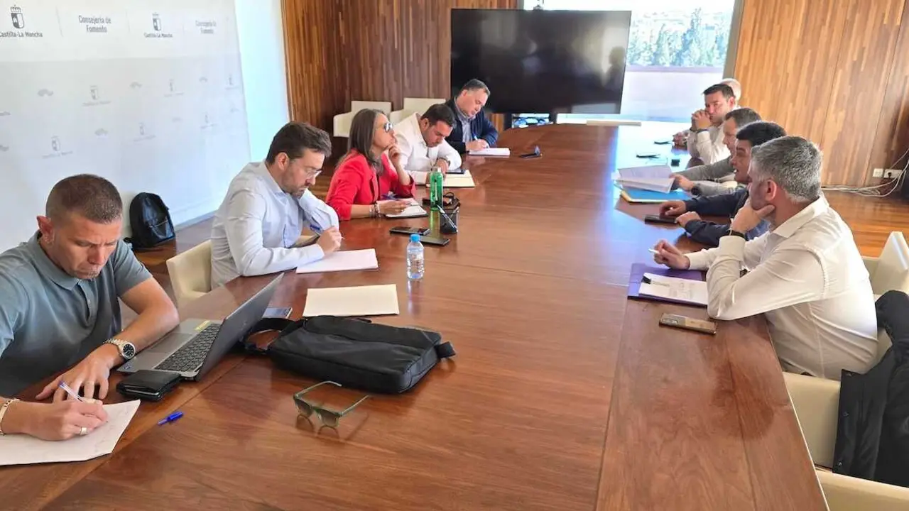 La directora general del Agua de Castilla-La Mancha, Montserrat Muro, reunida con los representantes de la Mancomunidad del Pusa