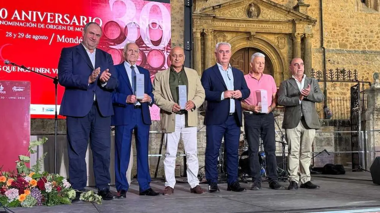 El consejero de Agricultura, Ganader&iacute;a y Desarrollo Rural, Juli&aacute;n Mart&iacute;nez Liz&aacute;n, ha participado este viernes en los actos de conmemoraci&oacute;n del XXX Aniversario de la DOP Mond&eacute;jar.