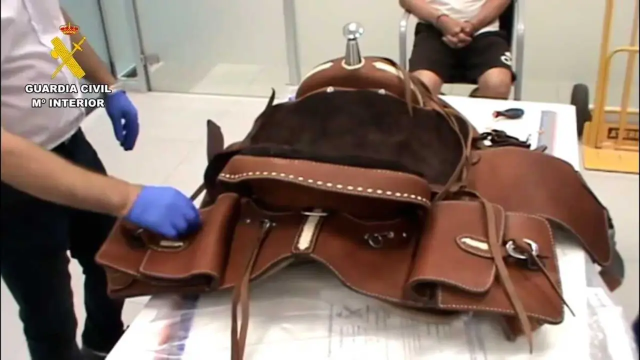 Coca&iacute;na oculta en una silla de montar: tres detenidos en Guadalajara