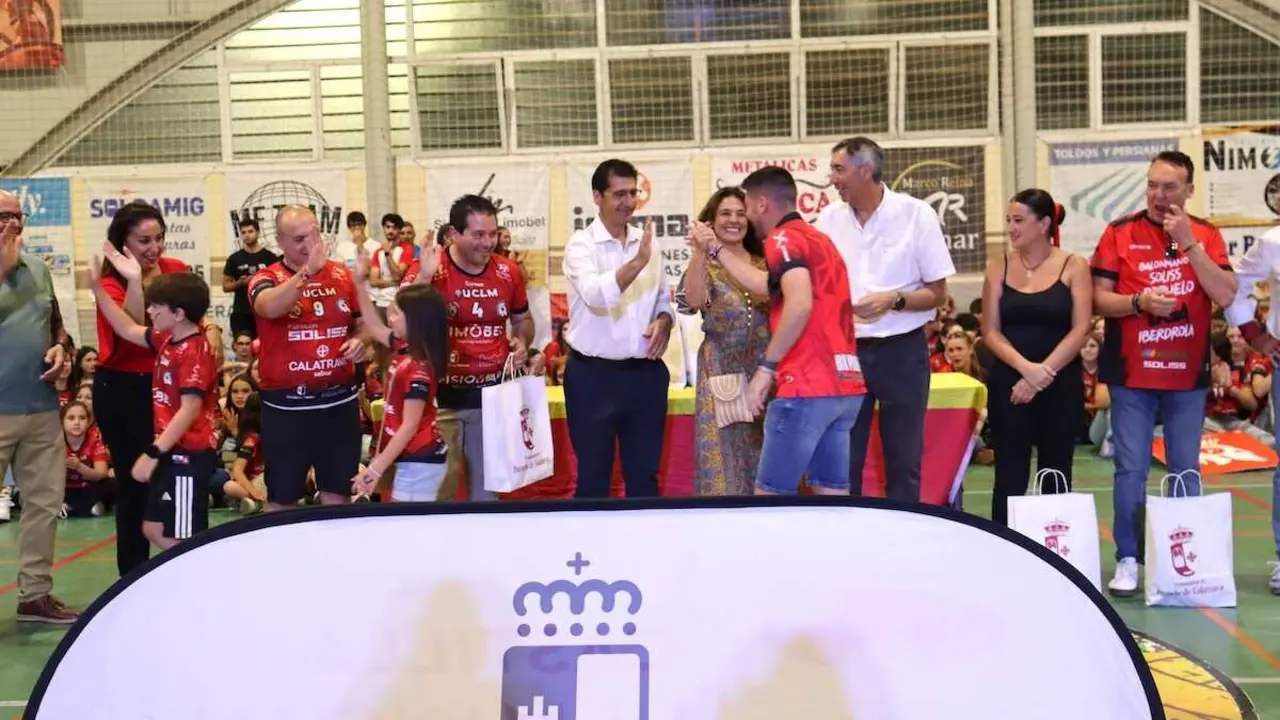 El vicepresidente segundo del Gobierno de Castilla-La Mancha, Jos&eacute; Manuel Caballero, asiste en Pozuelo de Calatrava (Ciudad REal) al inicio de la VI Spartan Handball Cup con su tradicional desfile de banderas.