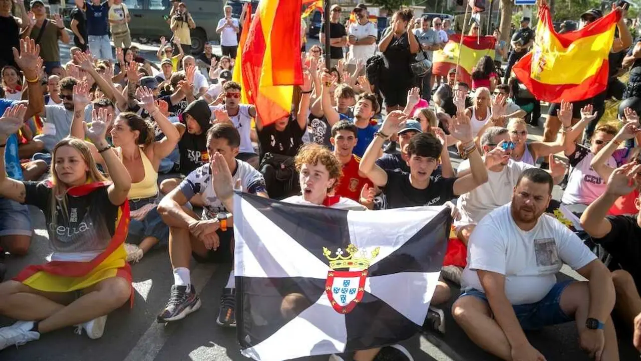 Varias personas durante una manifestaci&oacute;n para protestar por la situaci&oacute;n provocada por la llegada masiva de migrantes en Ceuta - EP/Marcos Moreno