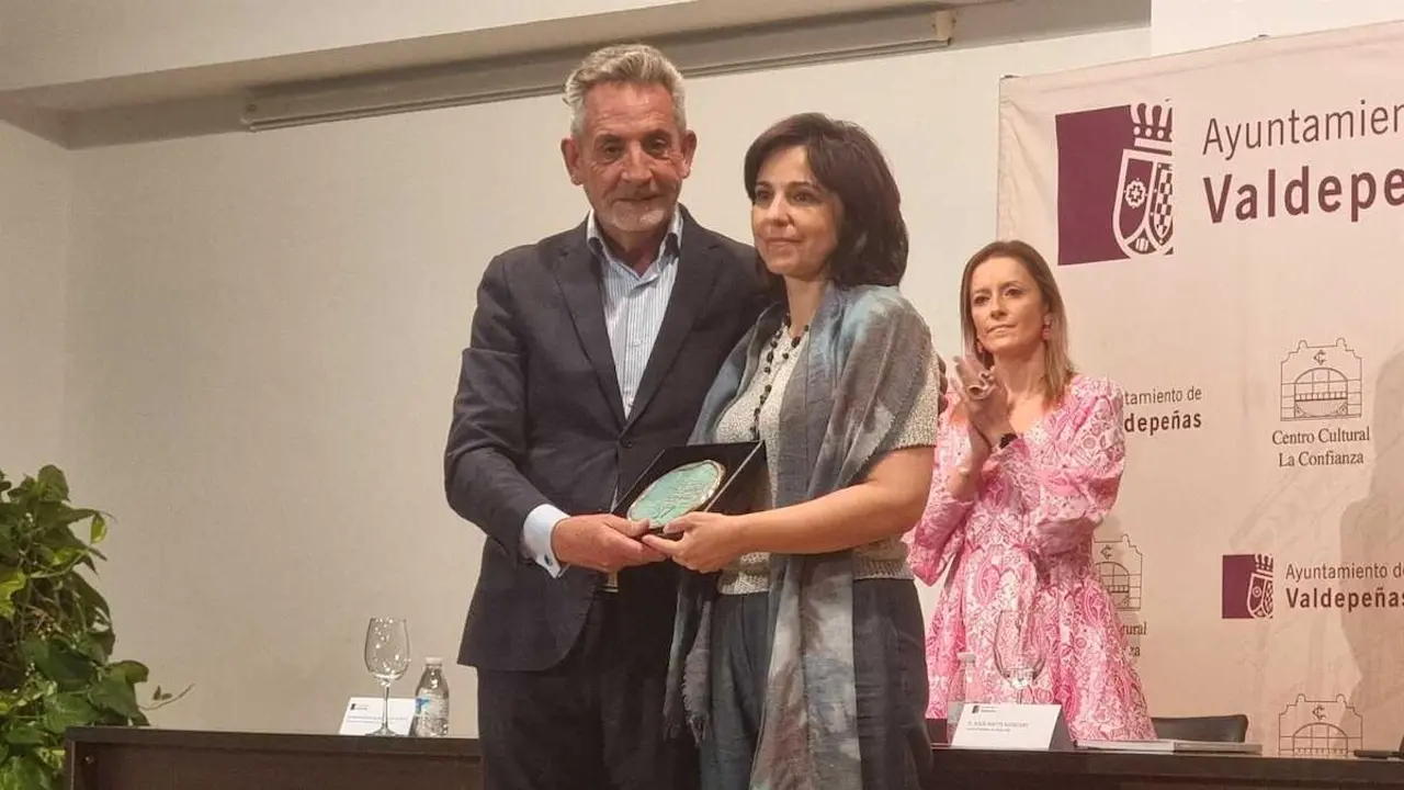 El alcalde de Valdepe&ntilde;as (Ciudad Real), Jes&uacute;s Mart&iacute;n, este domingo durante la inauguraci&oacute;n de la Exposici&oacute;n de Artes Pl&aacute;sticas.