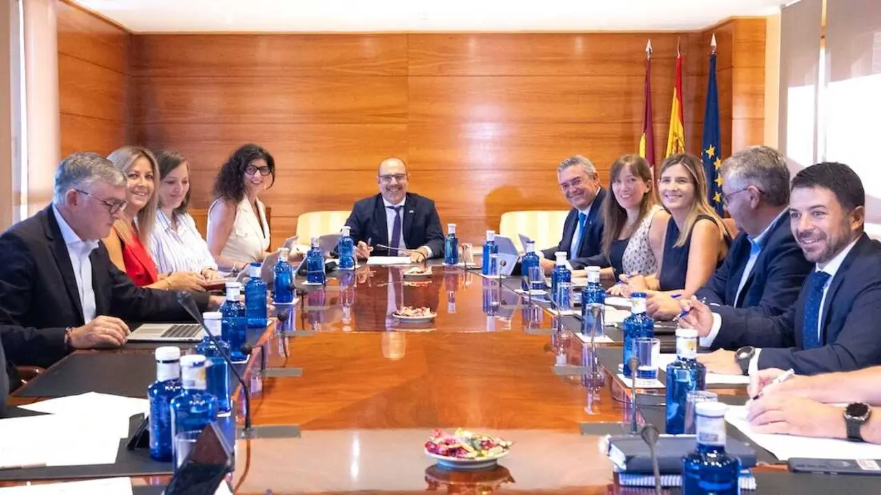 En la imagen un instante de la reuni&oacute;n de la Junta de Portavoces y Mesa de las Cortes de Castilla-La Mancha
