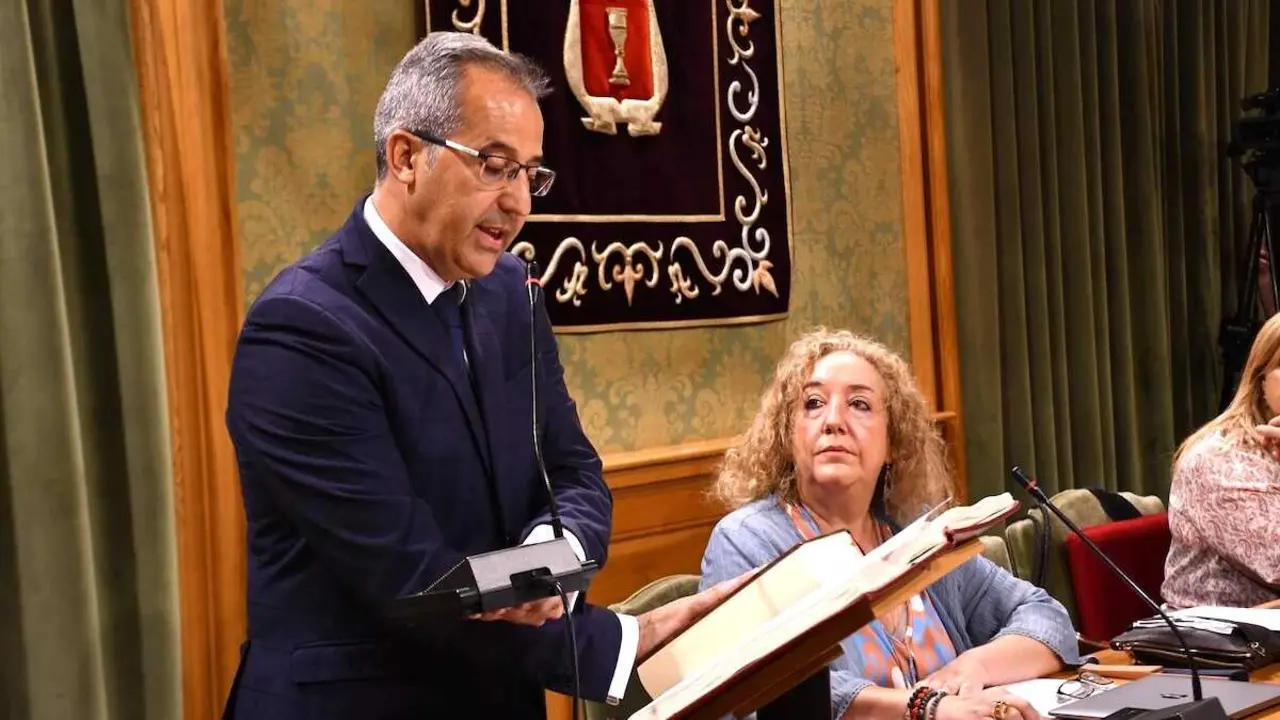 Los concejales del Ayuntamiento de Cuenca Jes&uacute;s Alberto Pontones y Marta Tirado