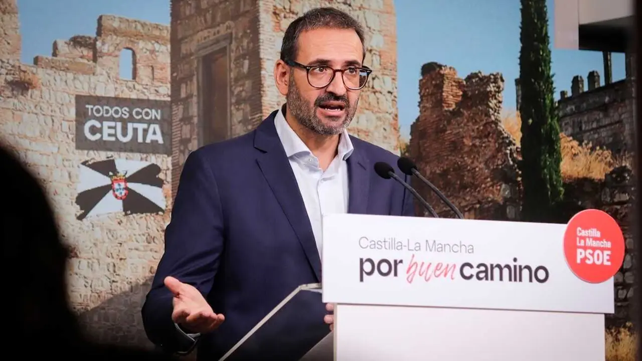 El secretario de Organizaci&oacute;n del PSOE de Castilla-La Mancha y diputada nacional, Sergio Guti&eacute;rrez, durante la rueda de prensa que ha ofrecido en la sede de los socialistas en Toledo