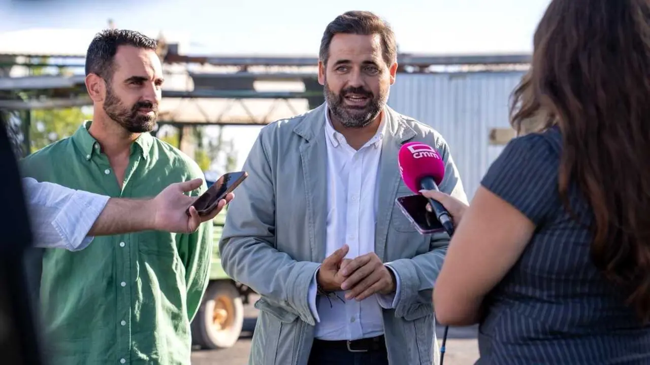 El presidente del PP de Castilla-La Mancha, Paco N&uacute;&ntilde;ez, atendiendo a los medios de comunicaci&oacute;n este martes en Villaca&ntilde;as (Toledo)