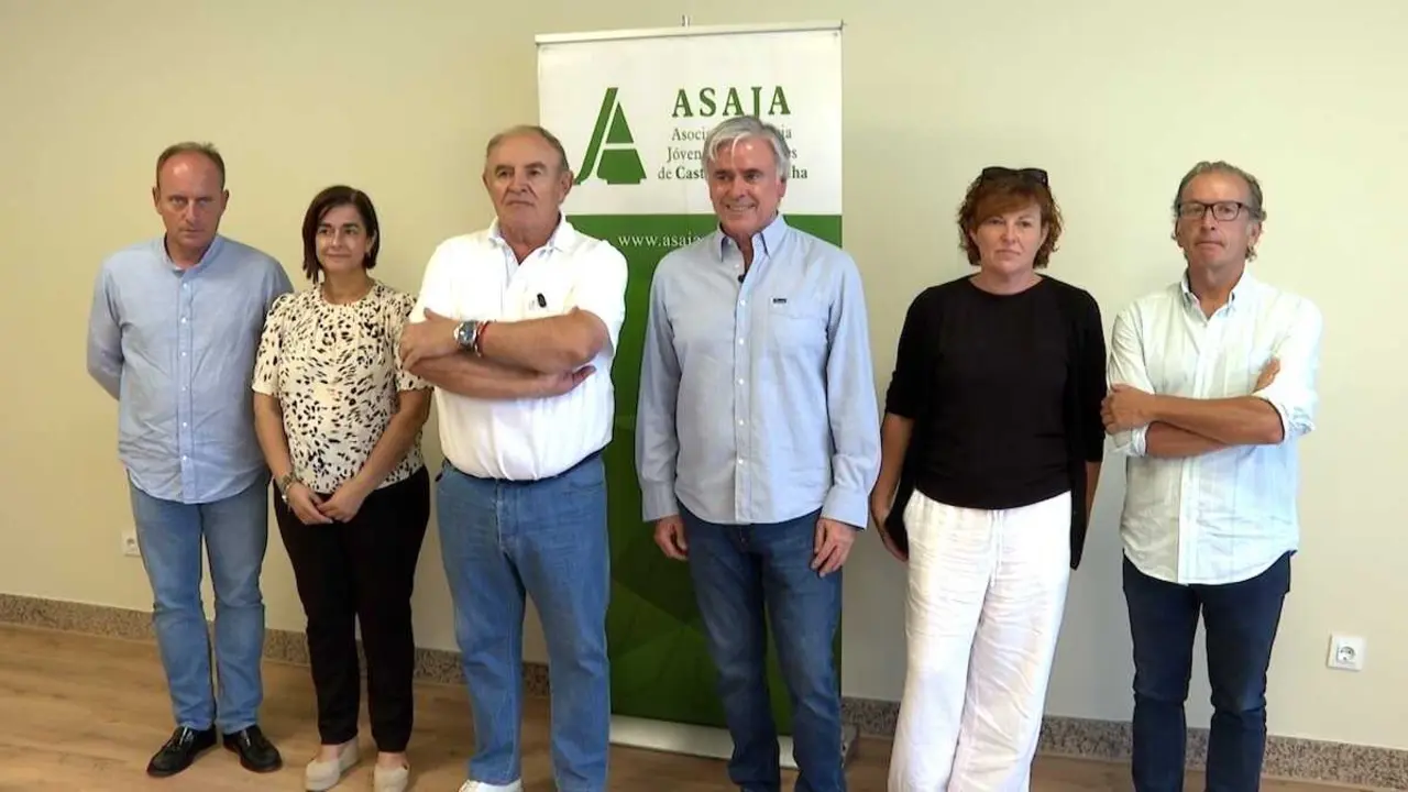El presidente de Asaja Castilla-La Mancha, Jos&eacute; Mar&iacute;a Fresneda, y varios miembros del Comit&eacute; Ejecutivo Regional mantienen una reuni&oacute;n con Francisco Casta&ntilde;ares, uno de los grandes expertos en materia de incendios forestales de Espa&ntilde;a - EP