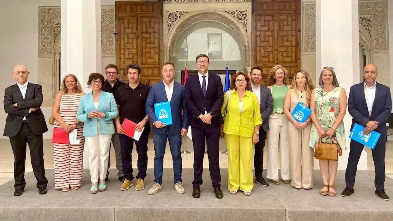 El consejero de Educaci&oacute;n, Cultura y Deportes de Castilla-La Mancha, Amador Pastor, junto a los representantes de los sindicatos ANPE, UGT y CCOO - Archivo