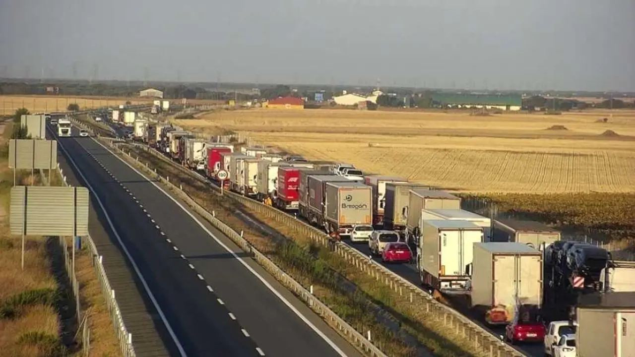 El accidente de tr&aacute;fico entre dos camiones ha provocado retenciones en la A-2 direcci&oacute;n Guadalajara - DGT