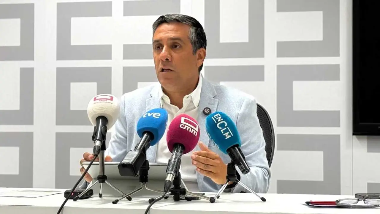 El secretario general de CCOO Castilla-La Mancha, Javier Ortega, durante la rueda de prensa que ha ofrecido este mi&eacute;rcoles en Toledo.