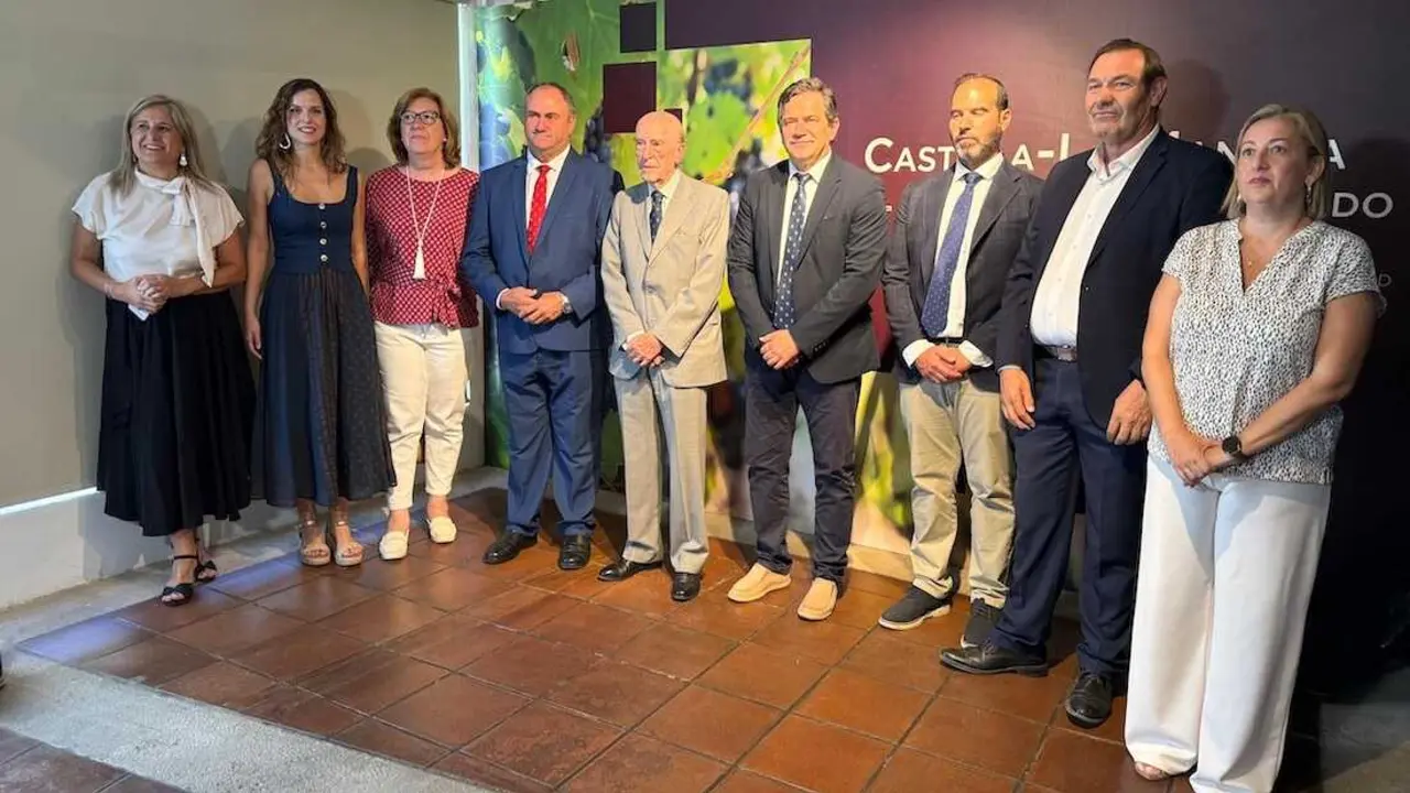 El consejero de Agricultura, Ganader&iacute;a y Desarrollo Rural, Juli&aacute;n Mart&iacute;nez Liz&aacute;n, ha participado en la comida de campa&ntilde;a de la Cooperativa 'Virgen de las Vi&ntilde;as' de Tomelloso (Ciudad Real).