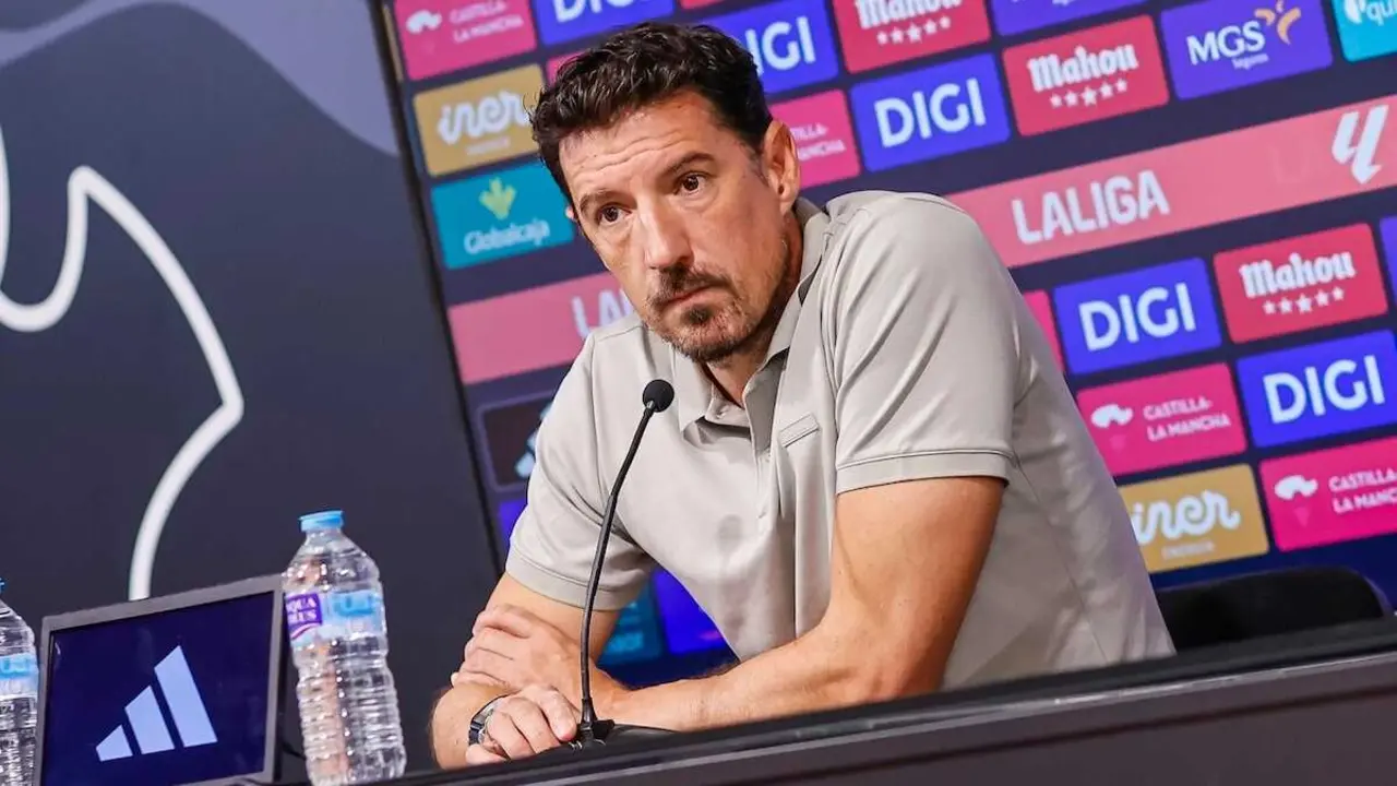 El director deportivo del Albacete Balompi&eacute;, Jos&eacute; Verd&uacute; 'Toch&eacute;', en rueda de prensa