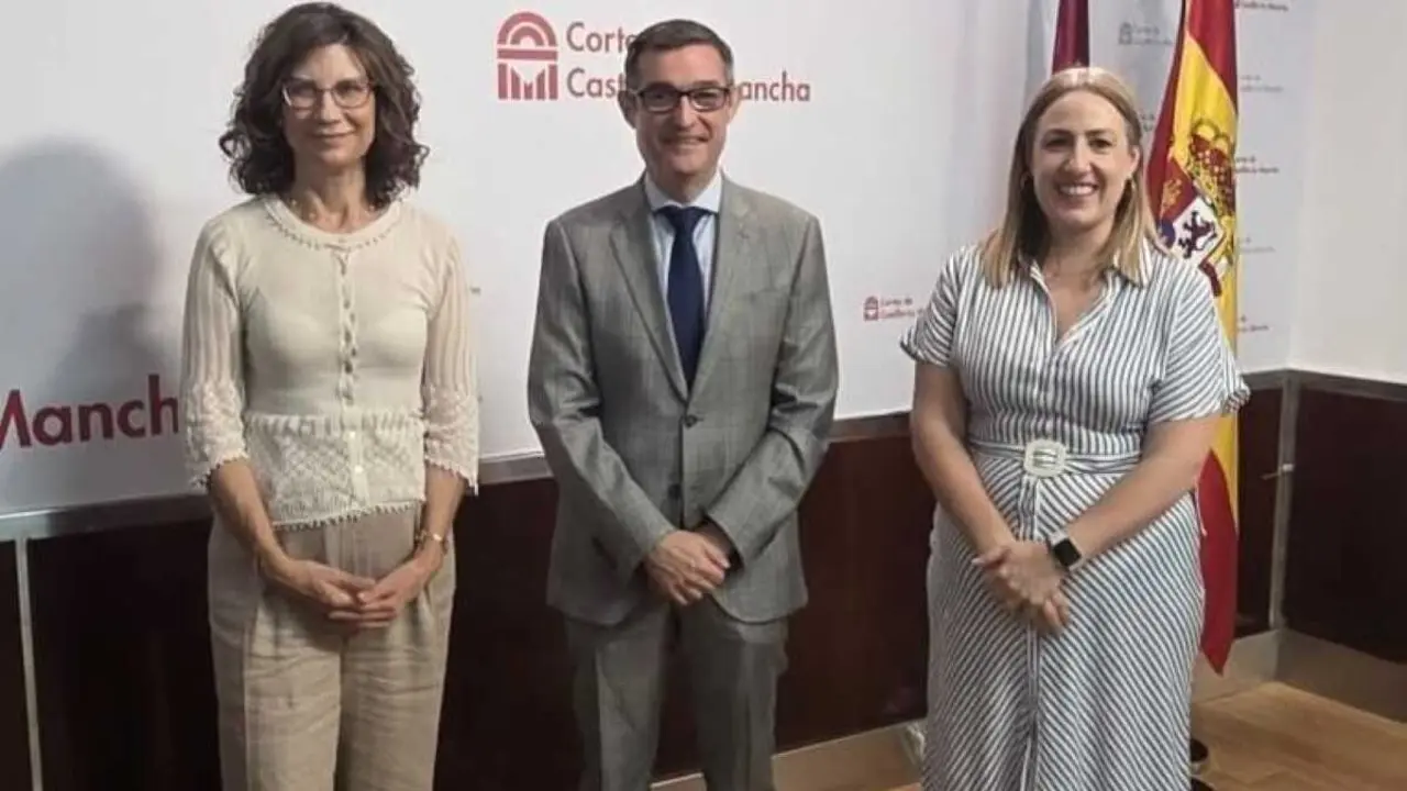El presidente actual del Consejo Regional de Transparencia y Buen Gobierno de Castilla-La Mancha Fernando Mu&ntilde;oz Jim&eacute;nez (c), y las adjuntas Elena Carrasco (izq) y Mar&iacute;a Jes&uacute;s Villaverde (dcha).