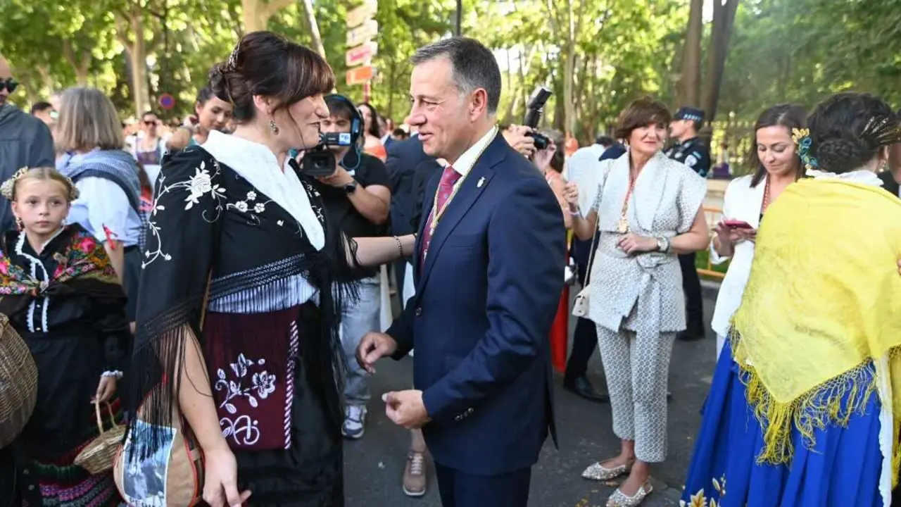 El alcalde de Albacete, Manuel Serrano, saluda a la cantante Rozal&eacute;n durante el desfile de apertura de la Feria de 2026