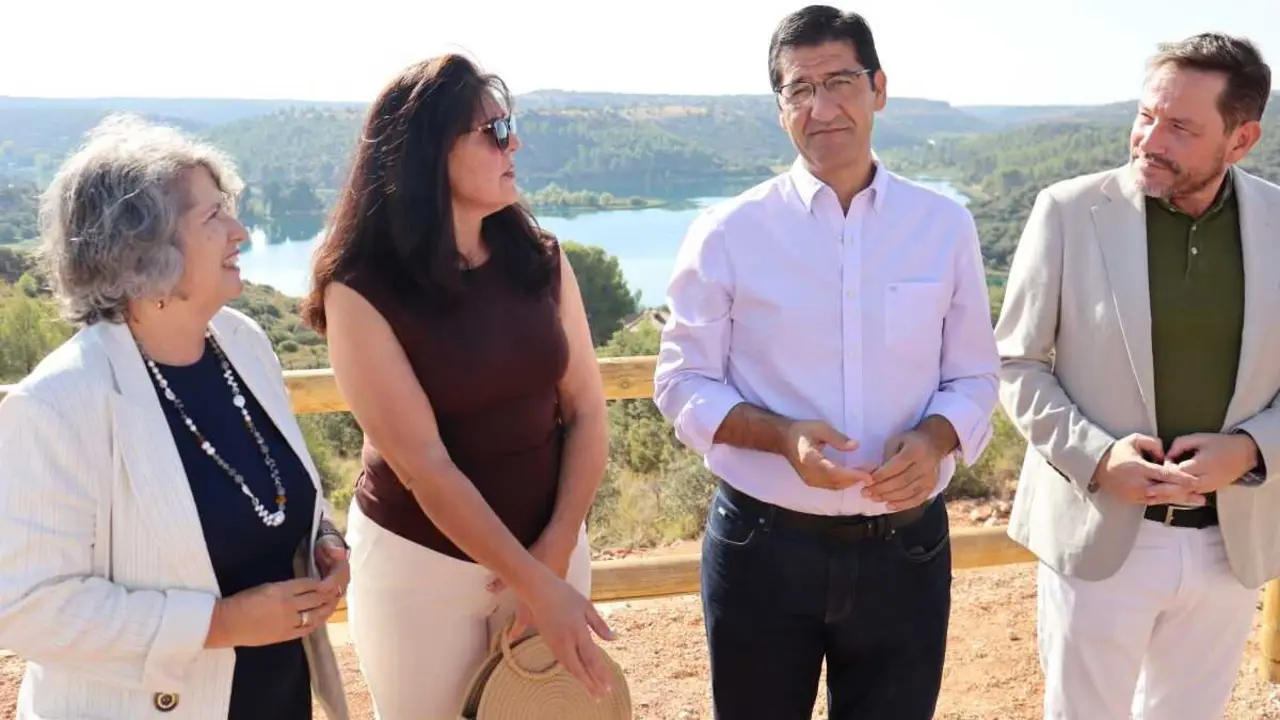 El vicepresidente Segundo, Jos&eacute; Manuel Caballero, y la consejera de Desarrollo Sostenible, Mercedes G&oacute;mez, han visitado las obras de restauraci&oacute;n del Gran Prior en el Parque Natural de Las Lagunas de Ruidera.