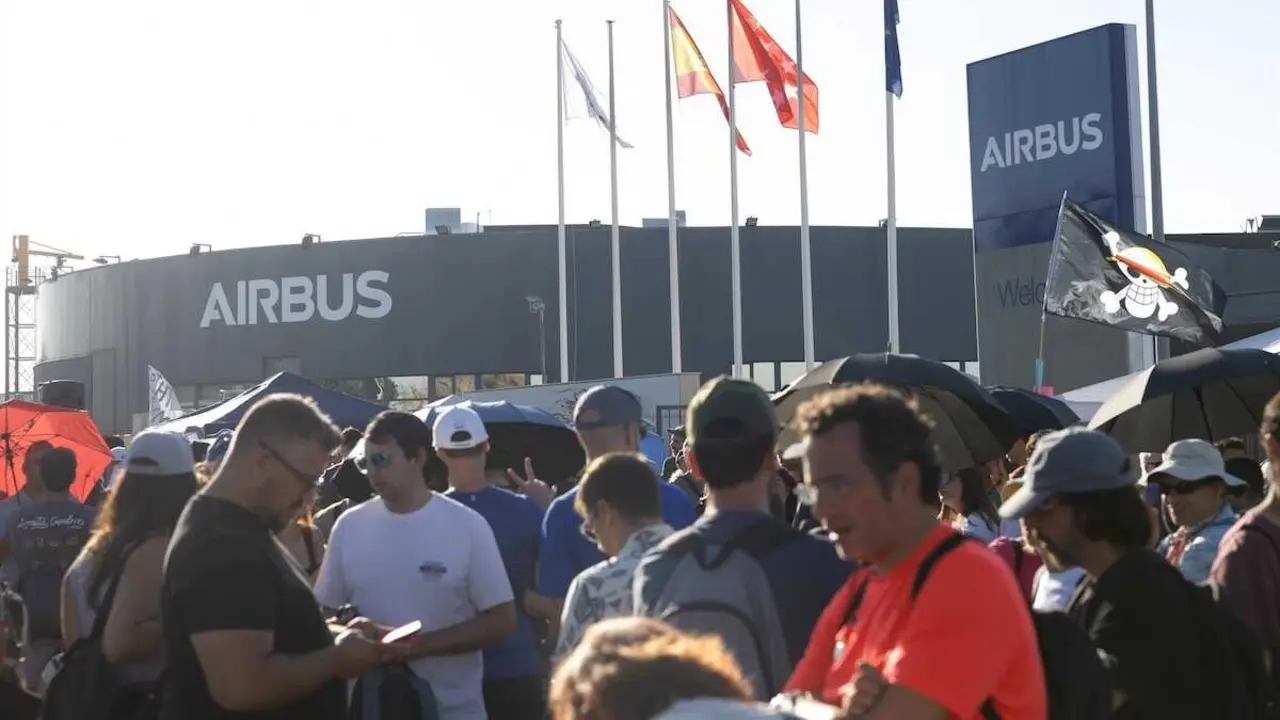 Trabajadores de Airbus concentrados a las puertas de una de las plantas - EP/Jes&uacute;s Hell&iacute;n