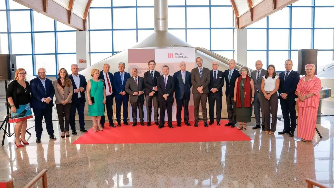 El presidente de Castilla-La Mancha, Emiliano Garc&iacute;a-Page, inaugura, en Alovera (Guadalajara), la planta de biomasa de Mahou San Miguel.