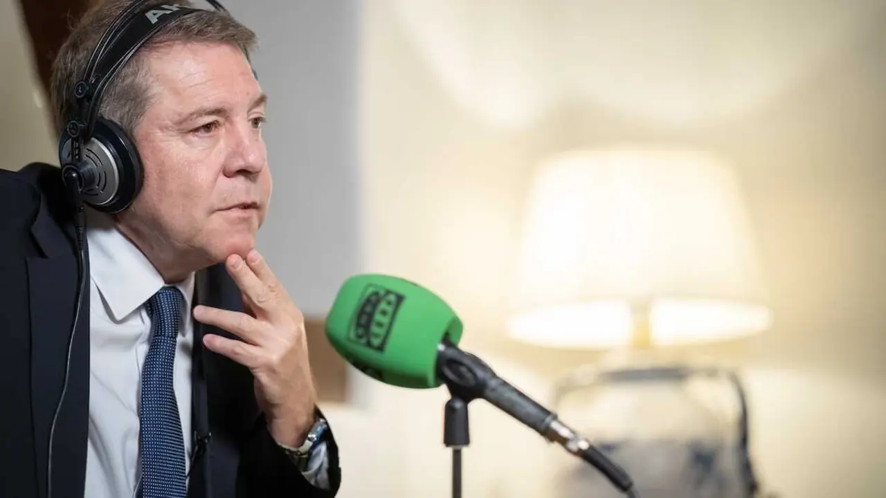 El presidente de Castilla-La Mancha, Emiliano Garc&iacute;a-Page, en un momento durante la entrevista en Onda Cero