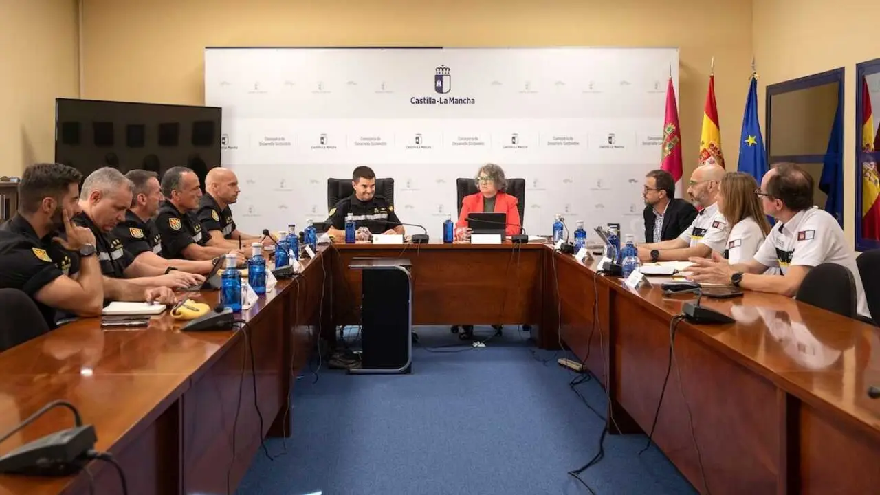 La consejera de Desarrollo Sostenible, Mercedes G&oacute;mez, se re&uacute;ne con m&aacute;ximos representantes de la Unidad Militar de Emergencias (UME) para analizar las actuaciones operativas y de coordinaci&oacute;n llevadas a cabo de forma conjunta en los incendios forestales que han afectado a la regi&oacute;n durante la presente campa&ntilde;a.