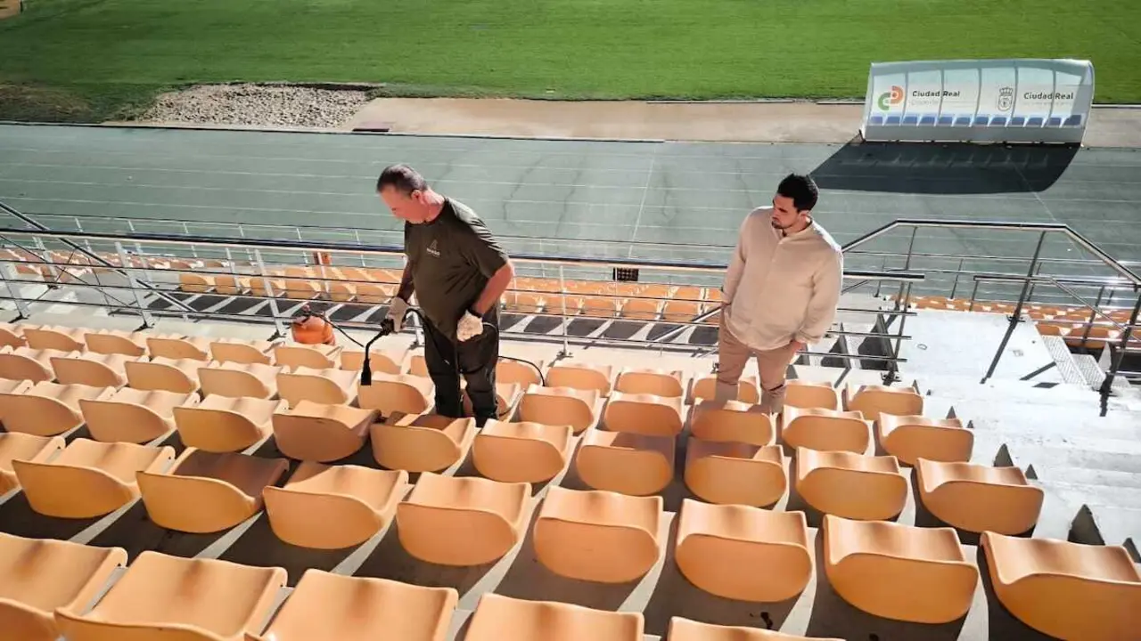 El Ayuntamiento mejora el césped y el graderío del Rey Juan Carlos I y prepara un nuevo videomarcador