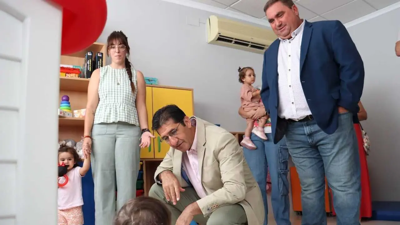 El vicepresidente segundo del Gobierno de Castilla-La Mancha, Jos&eacute; Manuel Caballero, ha visitado la Escuela Infantil de Carrizosa junto al alcalde de localidad, Pedro Antonio Palomo.