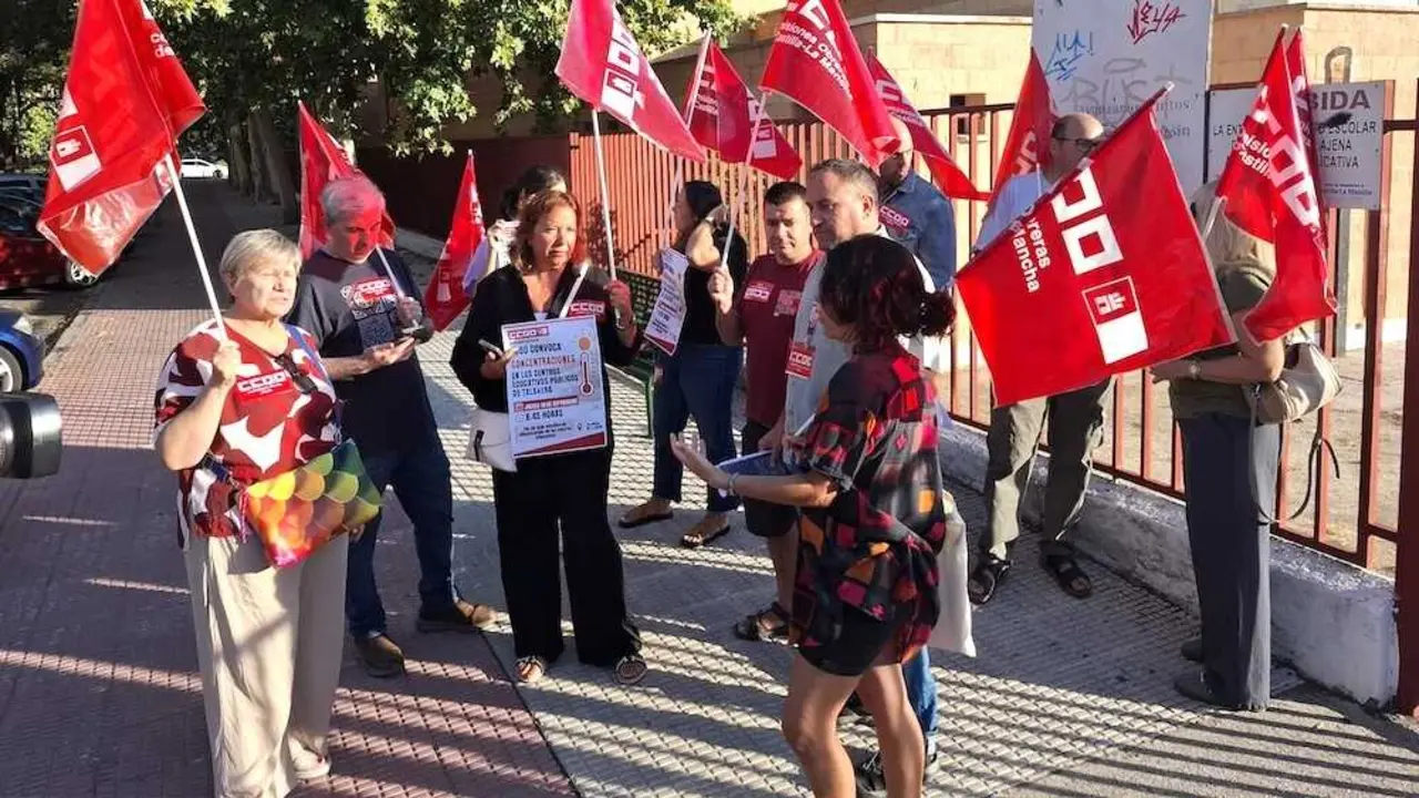 CCOO se ha concentrado este jueves en Talavera de la Reina (Toledo), en la plaza de Col&oacute;n junto al CEIP Jos&eacute; B&aacute;rcena y el CEIP Antonio Machado para exigir un plan efectivo de climatizaci&oacute;n de los centros educativos p&uacute;blicos.