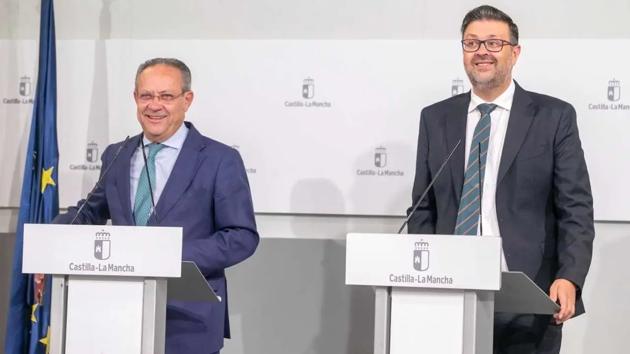 El consejero de Hacienda, Administraciones P&uacute;blicas y Transformaci&oacute;n Digital, Juan Alfonso Ruiz Molina, y el consejero de Educaci&oacute;n, Amador Pastor, en rueda de prensa.