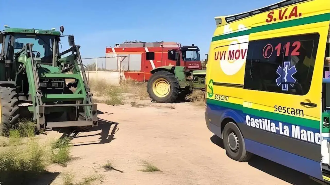 En la imagen de archivo tractores, bomberos y una ambulancia en un paraje de la regi&oacute;n tras un accidente