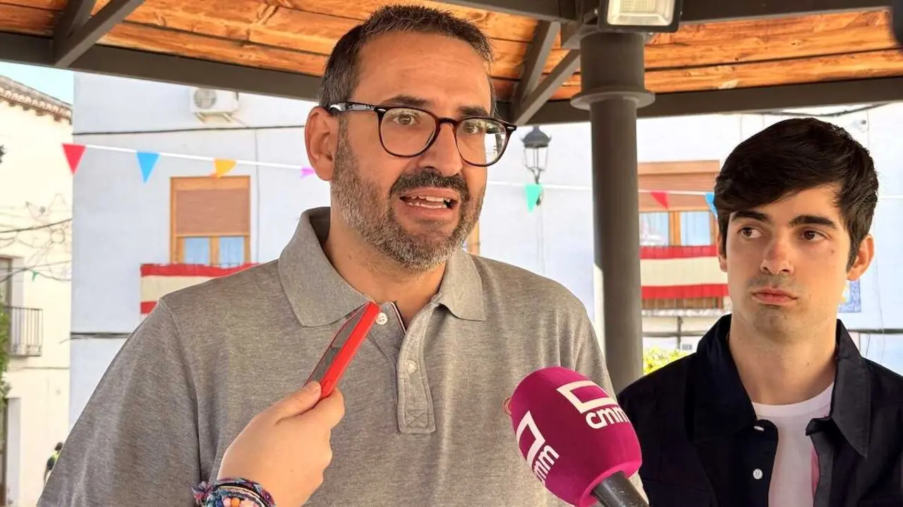 El secretario de Organizaci&oacute;n del PSOE de Castilla-La Mancha y diputado nacional, Sergio Guti&eacute;rrez, atendiendo a los medios este s&aacute;bado en Villarrubia de Santiago (Toledo) donde ha asistido al 12 Congreso Provincial de JJSS Toledo