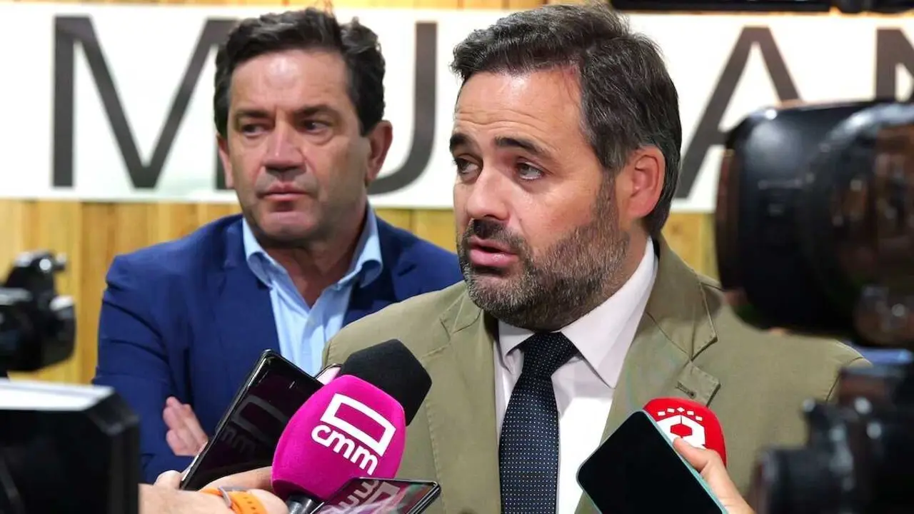 El presidente del PP de Castilla-La Mancha, Paco N&uacute;&ntilde;ez, atendiendo a los medios este s&aacute;bado durante su visita a FERCATUR