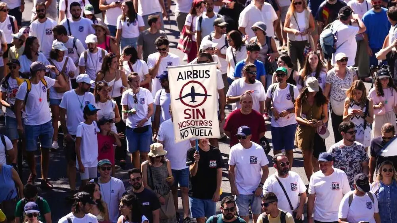 Los tres sindicatos convocantes de la huelga indefinida en Airbus, UGT, CGT y &Uacute;TIL, marchan este s&aacute;bado desde las puertas del centro de trabajo en Getafe hasta el Ministerio de Industria en la capital de Espa&ntilde;a para exigir mejoras laborales y sociales en la compa&ntilde;&iacute;a aeroespacial - EFE/ Borja Sanchez-Trillo
