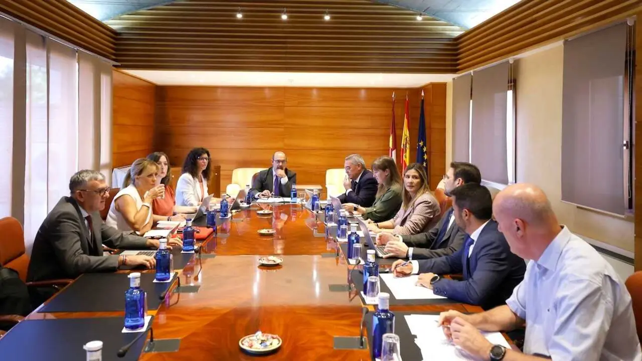 En la imagen un instante de la reuni&oacute;n de la Junta de Portavoces y Mesa de las Cortes de Castilla-La Mancha