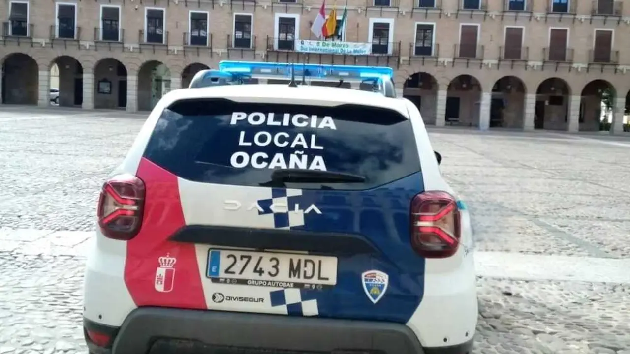 En la imagen de archivo un coche patrulla de la polic&iacute;a local en la plaza de Oca&ntilde;a (Toledo)