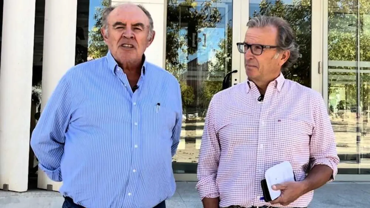 El presidente de Asaja Castilla-La Mancha, Jos&eacute; Mar&iacute;a Fresneda, y el vicepresidente, Juan Jos&eacute; Laso, este lunes tras abandonar la reuni&oacute;n del Consejo Asesor de Medio Ambiente (CAMA)