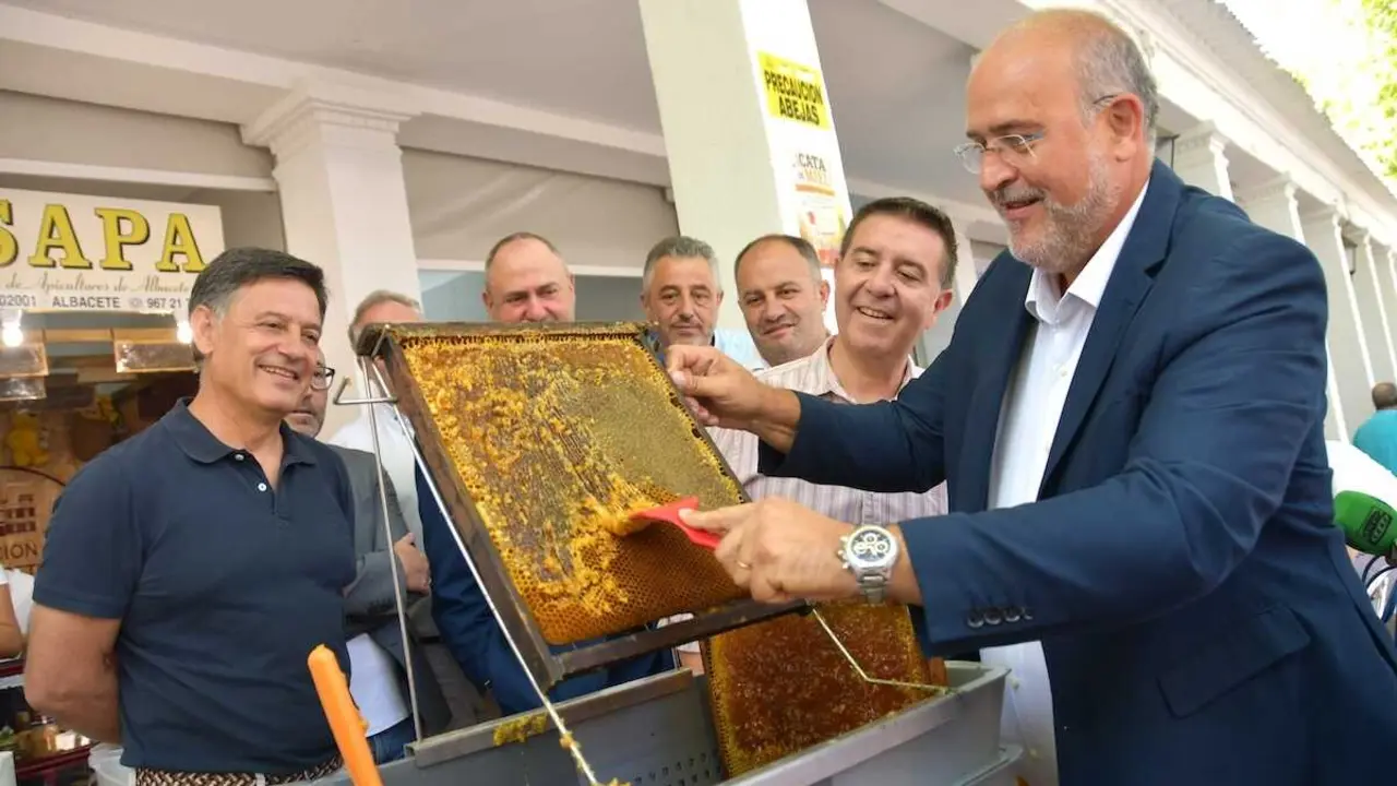 El vicepresidente primero del Gobierno regional, en el estand de la Asociaci&oacute;n Provincial de Apicultores (ASAPA), en la Feria de Albacete