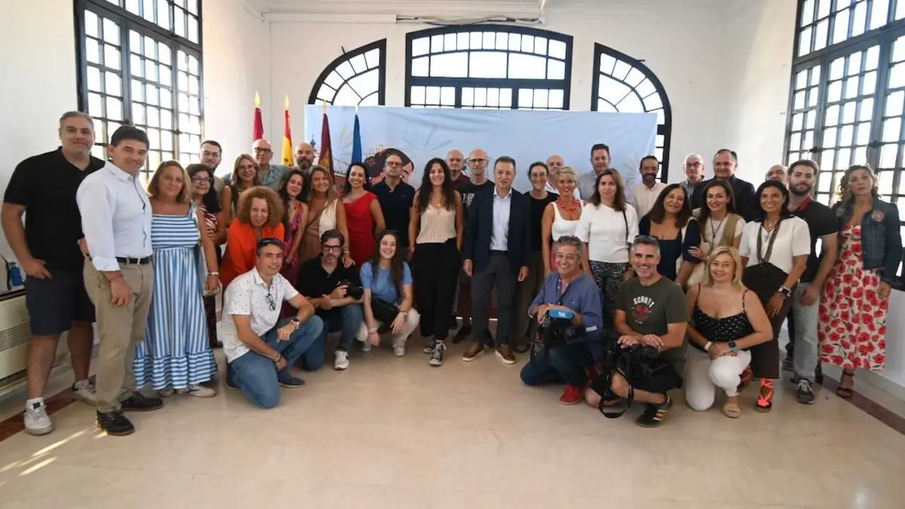 El alcalde de Albacete, Manuel Serrano, durante el encuentro que ha compartido con los representantes de los medios en la Feria de Albacete
