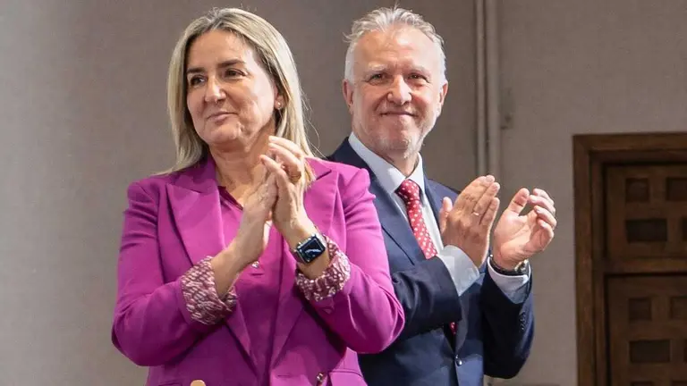 La ministra de Educaci&oacute;n, Formaci&oacute;n Profesional y Deportes, Milagros Tol&oacute;n, junto al ministro de Pol&iacute;tica Territorial, &Aacute;ngel V&iacute;ctor Torres, este lunes durante la toma de posesi&oacute;n del nuevo delegado del Gobierno en Castilla-La Mancha