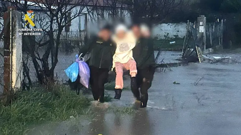 Rescatada una mujer de 67 a&ntilde;os tras quedar atrapada por una inundaci&oacute;n en Alcolea de Tajo (Toledo)