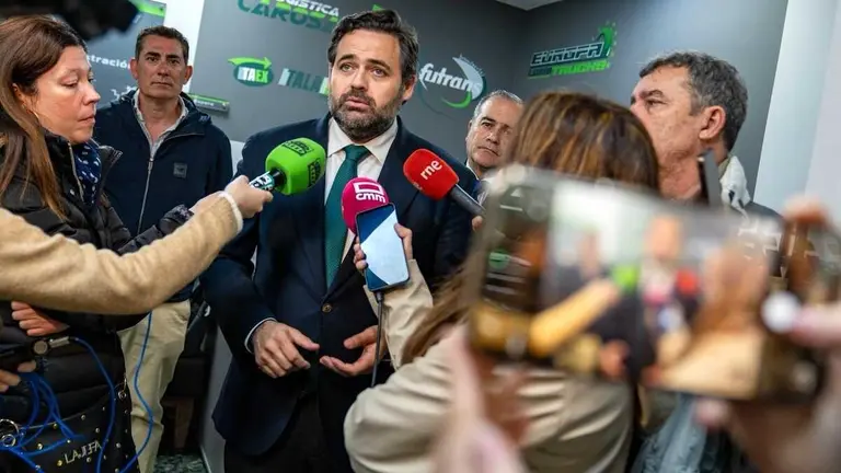 El presidente del PP de Castilla-La Mancha, Paco N&uacute;&ntilde;ez, atendiendo a los medios durante una visita a la empresa Log&iacute;stica Carosan, situada en Talavera de la Reina (Toledo)