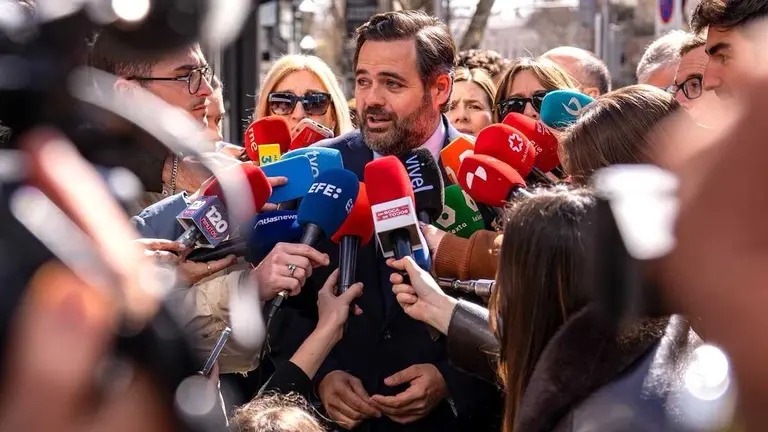 El presidente del PP de Castilla-La Mancha, Paco N&uacute;&ntilde;ez, atendiendo a los medios este lunes en Madrid