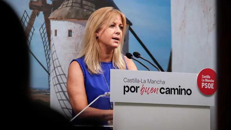 La portavoz del PSOE en las Cortes de Castilla-La Mancha, Ana Isabel Abeng&oacute;zar, durante la rueda de prensa que ha ofrecido este viernes en la sede de los socialistas en Toledo.