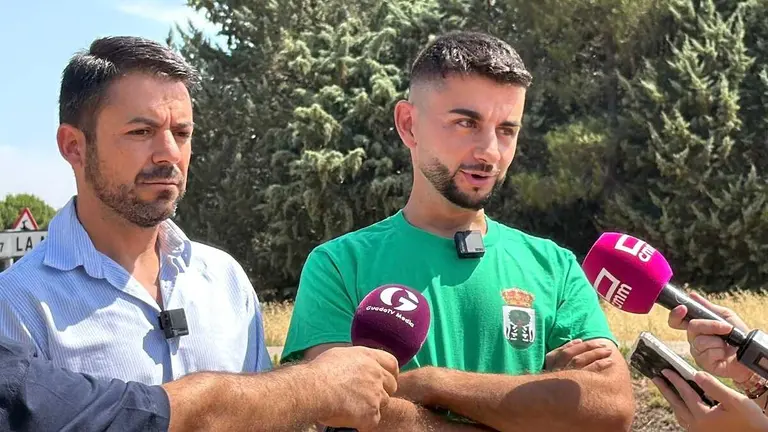 El alcalde de Robledillo de Mohernando (Guadalajara), Rub&eacute;n Marchamalo, atendiendo a los medios este s&aacute;bado acompa&ntilde;ado por el diputado regional y portavoz de Vox en las Cortes de Castilla-La Mancha, Iv&aacute;n S&aacute;nchez.