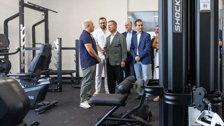 El presidente de Castilla-La Mancha, Emiliano Garc&iacute;a-Page, inaugura el gimnasio municipal de Navalc&aacute;n (Toledo)