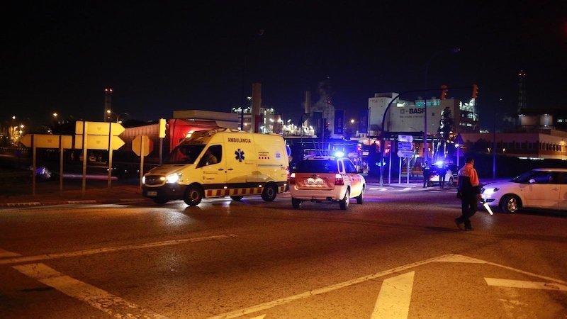 Un muerto, ocho heridos y miles de confinados por una explosión en Tarragona