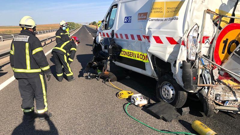Un muerto y un herido tras la colisión de un camión y una furgoneta de mantenimiento de carreteras en La Roda (Albacete)
