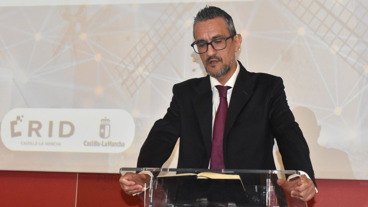 El viceconsejero de Transformación Digital, Juan Ángel Morejudo, ha inaugurado en el Centro Regional de Innovación Digital en Talavera de la Reina (Toledo), la jornada sobre ‘La brecha digital en Castilla-La Mancha’