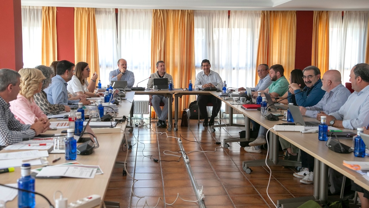 El presidente de Castilla-La Mancha, Emiliano García-Page, preside la reunión de trabajo con su equipo de gobierno y diferentes representantes de la política autonómica para valorar la acción del Gobierno regional y desarrollar la estrategia de ejecución de los distintos compromisos electorales