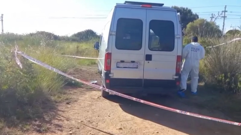 Hallan el cadáver de un hombre asesinado en una furgoneta aparcada en