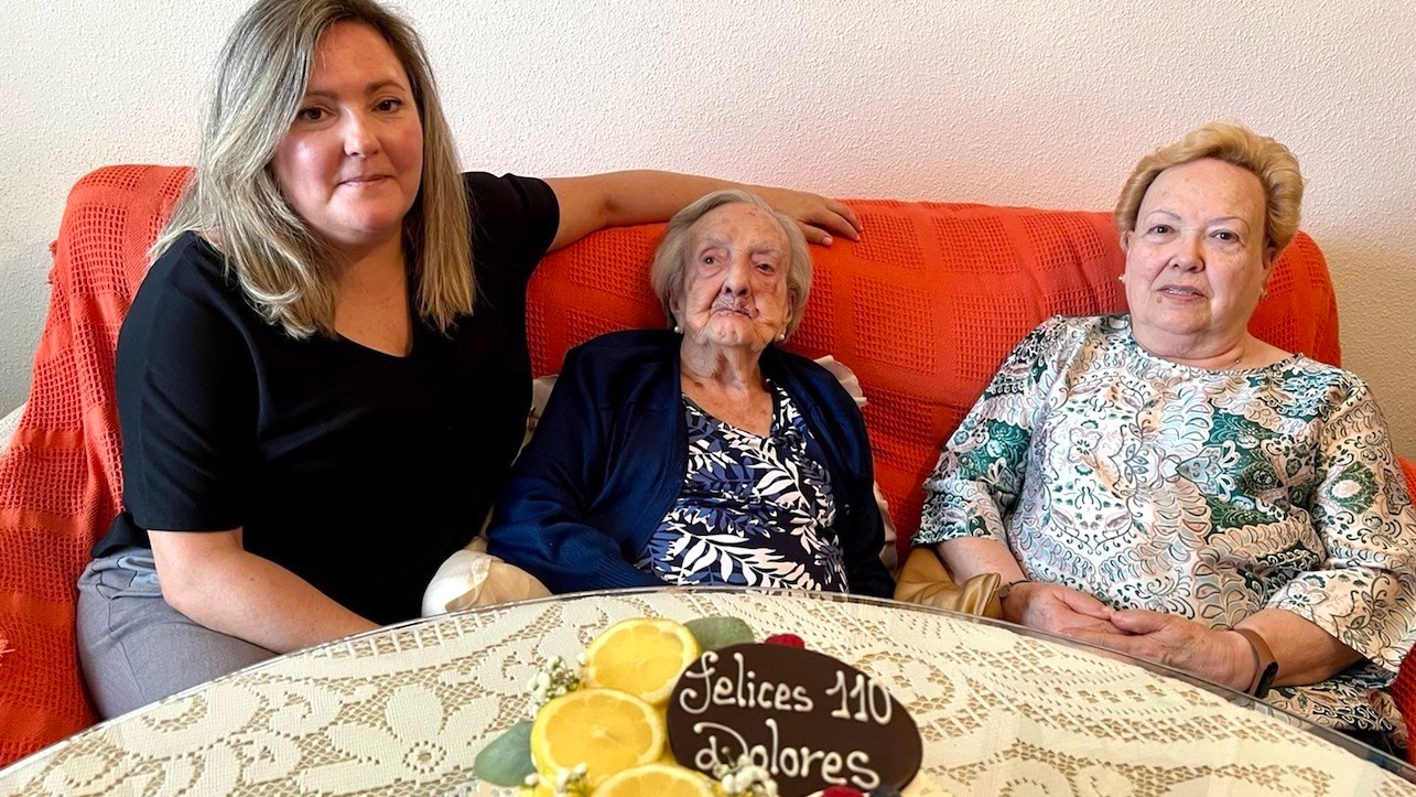 Dolores Buitrago se ha convertido este domingo en una de las pocas personas supercentenarias del mundo, y en la 19 más longeva de España, tras cumplir 110 años de vida en su casa de Puertollano (Ciudad Real)
